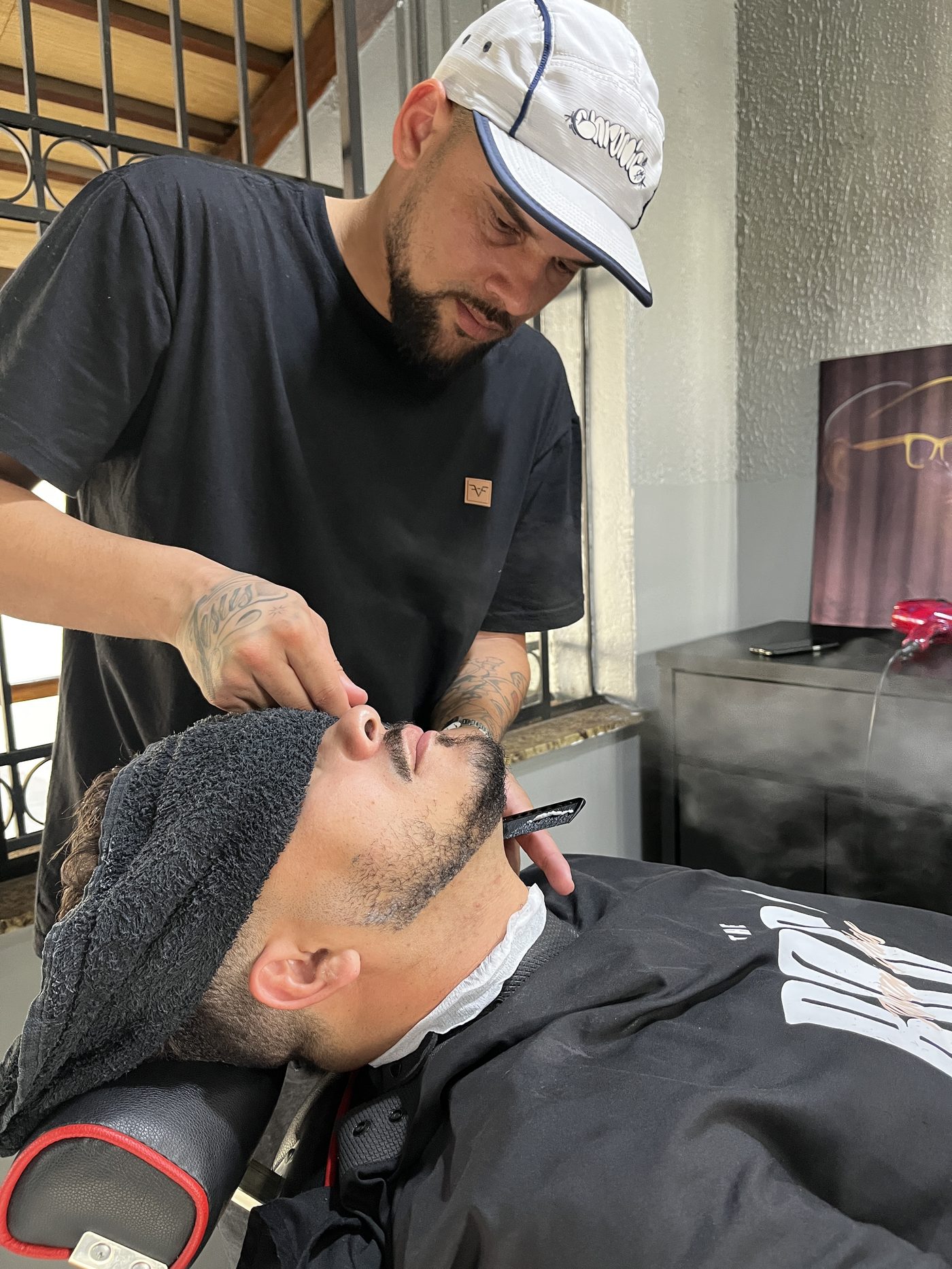 Acabamento de barba na navalha em Atibaia