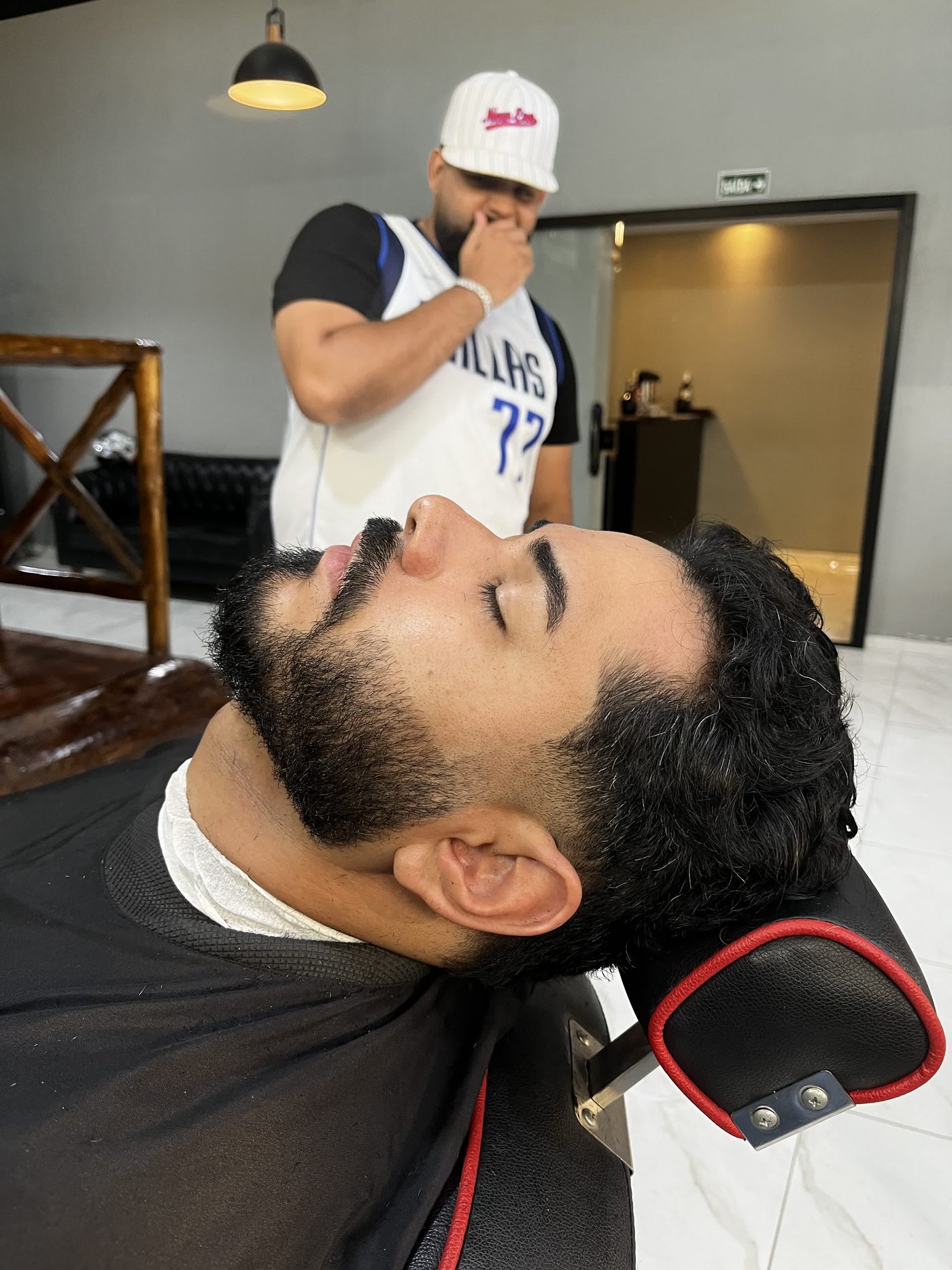 Cliente relaxando durante tratamento de barba