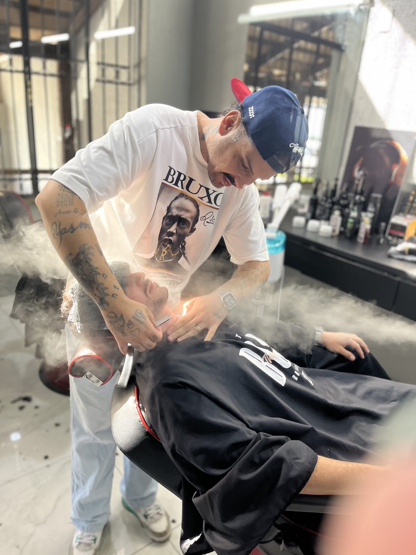 Barbeiro Thyago finalizando barba com toalha de vapor