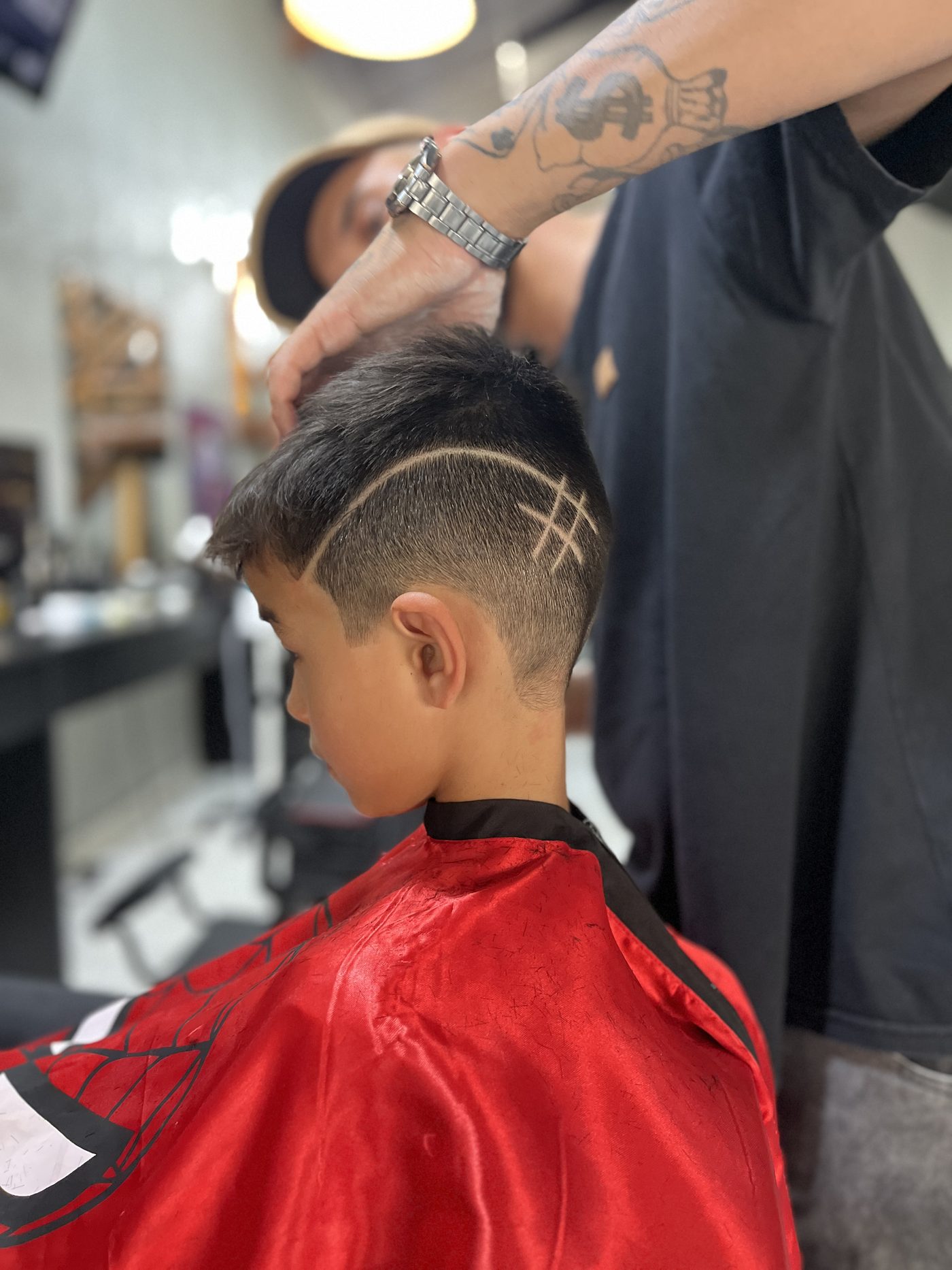 Corte infantil com desenho estilizado