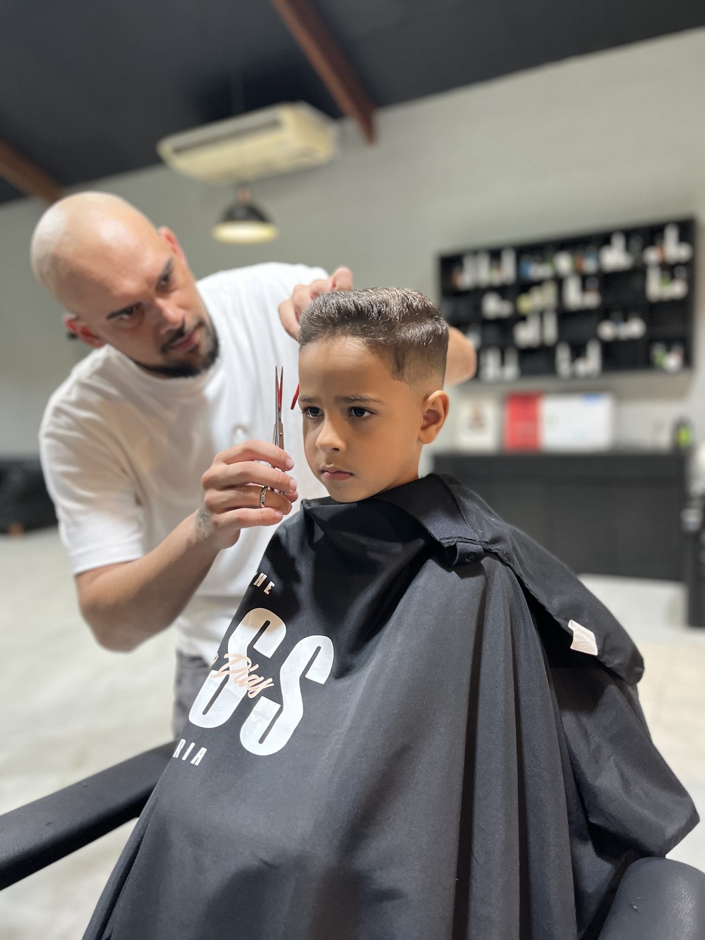 Corte de cabelo infantil com capa The Boss Barbearia