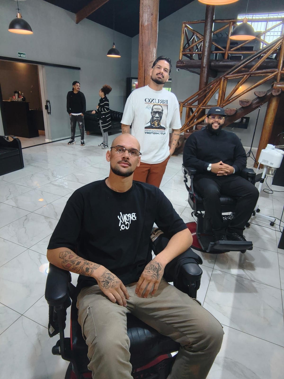 Equipe de barbeiros da The Boss Barbearia em Atibaia