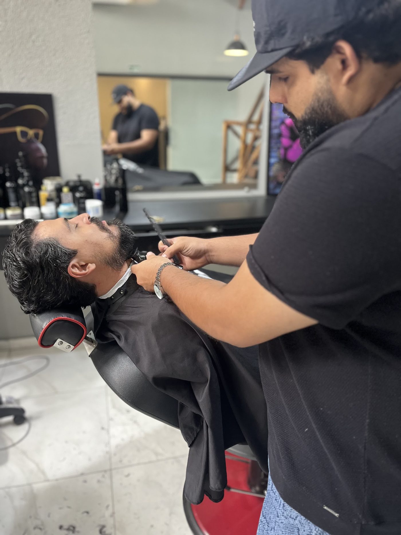 Barbeiros da equipe trabalhando lado a lado