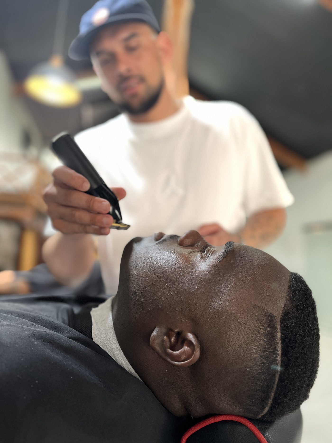 Corte fade moderno feito pelo barbeiro Junior