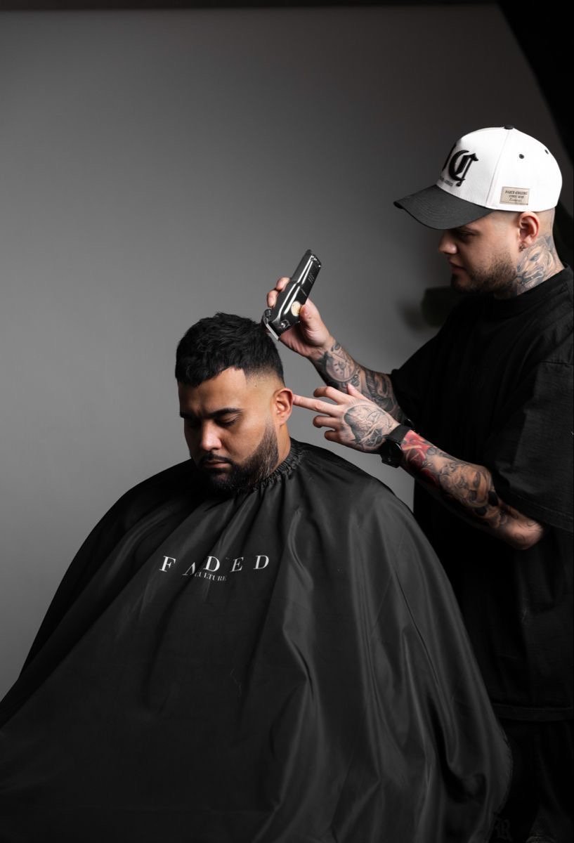 Barbeiro fazendo corte premium com navalha na The Boss Barbearia